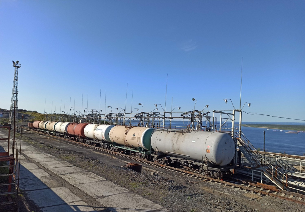 Наливная железнодорожная эстакада Дудинской нефтебазы